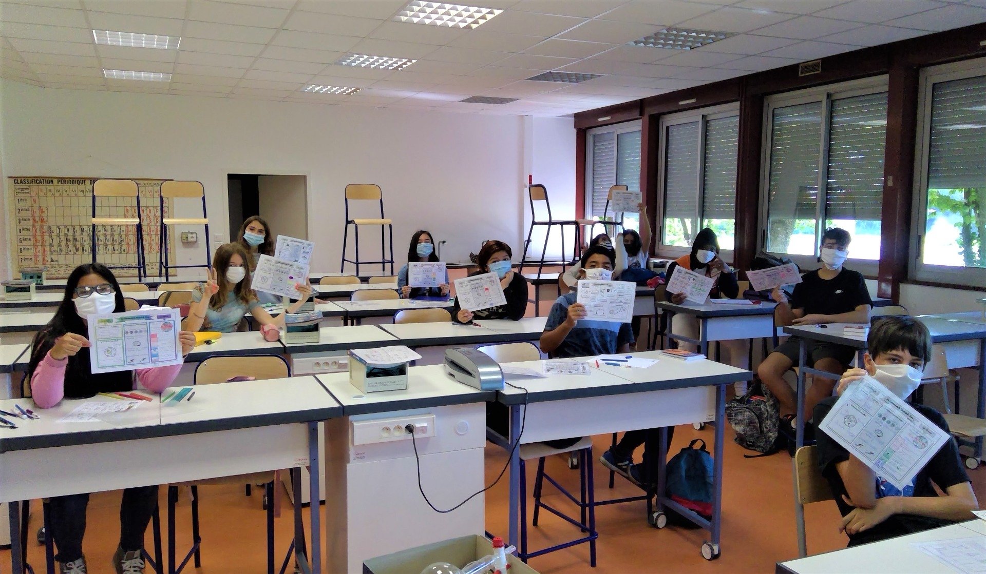 Ça travaille... tout en respectant les gestes barrières!